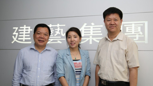 广东省客家商会常务副会长张国辉(右一)及客商会常务副秘书长温彩蓉